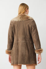 Warme Damen Lammfelljacke in Camel mit Front Reißverschluss und Toskanaverbrämung