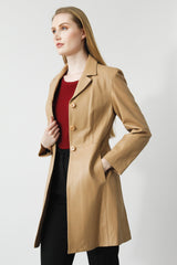 Federleichter Damen Lederblazer in Geh-Rocklänge aus Lammnappa in Honig