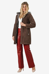 Leichte lange Damen Lammfelljacke mit Kapuze in Braun in Pelzvelours