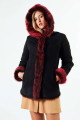 Halblange Damenlammfelljacke aus Volltoscana mit Kapuze tailliert in Schwarz Velour