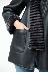 Halblange Merino Damen Lammfelljacke schwarz zum wenden mit Kapuze abnehmbar