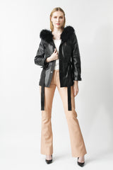 Weiche Damen Lederjacke in schwarz mit Kapuze und Fellbesatz und Gürtel tailliert