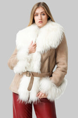 Halblange Damen Lammfelljacke Entrefino beige Steingrau Velour mit viel Finnraccoonverbrämungen