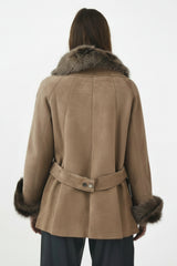 Halblange Damen Lammfelljacke aus Merinolammfell in Taupe Rückenlänge 65cm