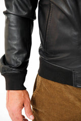 Kurze Herren College Lederjacke aus Lammnappa in schwarz mit Stoffbündchen