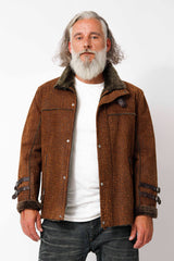 Kurze Herren Lammfell Jacke Braun antik mit Strukturmuster und Stehkragen