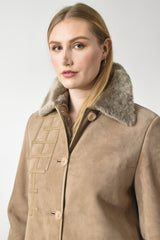 Knielanger Damen Lammfellmantel aus gewachsenem Lammfell in Beige Pelzvelour