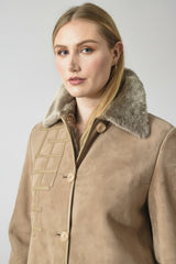 Knielanger Damen Lammfellmantel aus gewachsenem Lammfell in Beige Pelzvelour