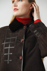 Schöner Damen Lammfellmantel aus Merino Lammfell hochschließbar in Braun