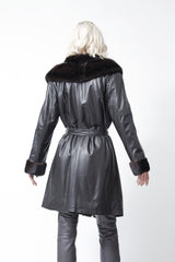 Eleganter Damenkurzmantel mit Gürtel aus Lammnappa in dunkelbraun und Nerzverbrämung