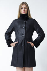 Sehr leichter Damenmantel aus echtem Lammfell in der Farbe schwarz mit Stehkragen