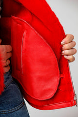 Kurze Damen Entrefinolammfelljacke mit Toscanaverbrämungen in Rot nappiert mit Kapuze