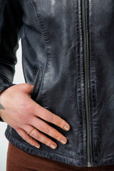 Kurze Bikerstyle Damenlederjacke in Navy vintage Lammnappa mit abnehmbare Kapuze