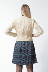 Kurze Bikerstyle Damen Lederjacke aus Lammnappa beige tailliert mit Stehkragen