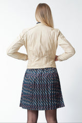Kurze Bikerstyle Damen Lederjacke aus Lammnappa beige tailliert mit Stehkragen