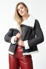 Kurze echte Damen Lammfelljacke tailliert im Biker Style schwarz vintage look