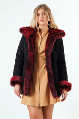 Halblange Damenlammfelljacke aus Volltoscana mit Kapuze tailliert in Schwarz Velour