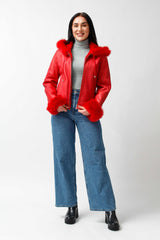Kurze Damen Entrefinolammfelljacke mit Toscanaverbrämungen in Rot nappiert mit Kapuze