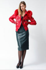 Kurze echte Damen Lederjacke aus Lammnappa rot mit Kapuze und Blaufuchsverbrämung
