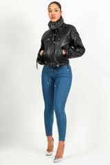 Raffinierte kurze Damenlederjacke in schwarz aus weichem Lammnappa zum knöpfen