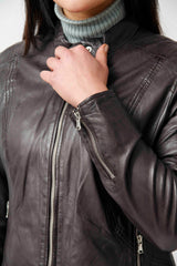 Kurze sportliche Damenlederjacke tailliert aus Lammnappa in Aubergine und Stehkragen