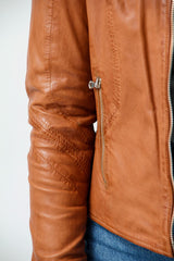 Kurze sportliche Damenlederjacke tailliert aus Lammnappa in cognac und Stehkragen