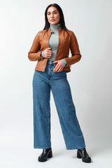 Kurze sportliche Damenlederjacke tailliert aus Lammnappa in cognac und Stehkragen