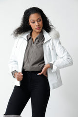 Kurze weiße Damen Lederjacke in Lammnappa mit Kapuze und Blaufuchsrand