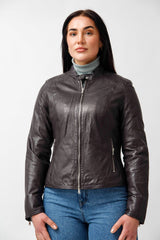 Kurze sportliche Damenlederjacke tailliert aus Lammnappa in Aubergine und Stehkragen