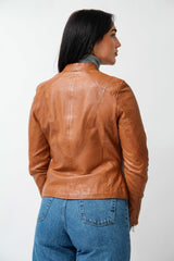 Kurze sportliche Damenlederjacke tailliert aus Lammnappa in cognac und Stehkragen