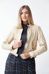 Kurze echte Bikerstyle Damen Lederjacke aus Lammnappa beige tailliert mit Stehkragen