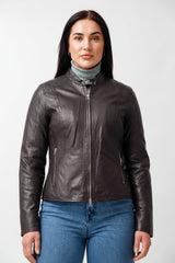 Kurze echte sportliche Damenlederjacke tailliert aus Lammnappa in Aubergine und Stehkragen