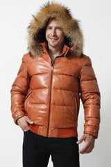 Herren Daunen gesteppte Lederjacke aus Lammnappa Orange mit abnehmbare Kapuze und abtrennbarer Raccoon Fellstreifen. Front-Reißverschluss bis hoch zum Stehkragen. Zwei Eingriffstaschen mit Zipper sowie drei Innentaschen. Weitere Modell in den Läden Warnemünde, Berlin und Leipzig. Schneider und Reparaturservice