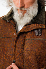 Kurze Herren Lammfell Jacke Braun antik mit Strukturmuster und Stehkragen