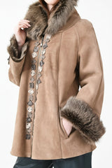 Gewachsene leichte Damen Lammfelljacke in braun mit ReißverschlussGewachsene Damen Lammfelljacke in braun mit Reißverschluss Rückenlänge 65cm