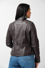 Kurze sportliche Damenlederjacke tailliert aus Lammnappa in Aubergine und Stehkragen