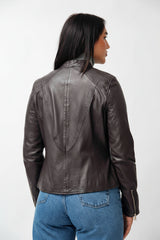 Kurze sportliche Damenlederjacke tailliert aus Lammnappa in Aubergine und Stehkragen
