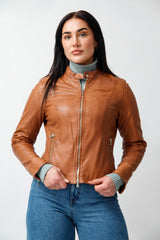 Kurze sportliche Damenlederjacke tailliert aus Lammnappa in cognac und Stehkragen