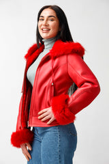 Kurze Damen Entrefinolammfelljacke mit Toscanaverbrämungen in Rot nappiert mit Kapuze