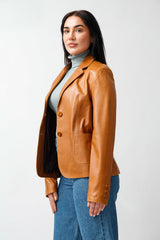 Kurze Damenlederjacke als Blazer tailliert aus echtem Lammnappa in cognac