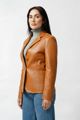 Kurze Damenlederjacke als Blazer tailliert aus echtem Lammnappa in cognac