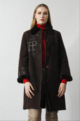 Damen Lammfellmantel in der Farbe braun hoch schließbar mit Knöpfe