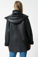 schwarze leichte Winter Damen Lammfelljacke schwarz zum wenden mit Schalkapuze bis über den Po