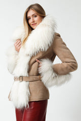 schicke Damen Lammfelljacke mit Fell und Gürtel in heller Optik