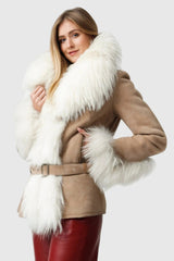 schicke Damen Lammfelljacke mit Fell und Gürtel in heller Optik