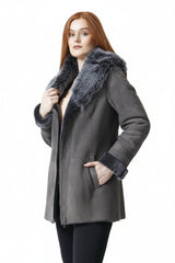 leichte längere Damen Lammfelljacke aus Merino-Lammfell mit großer Kapuze in der Farbe grau