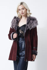 Lange leichte Damen Lammfelljacke für den Winter mit einer Kapuze aus Merino-Lammfell mit Reißverschluss