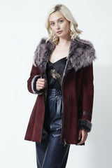 Lange leichte Damen Lammfelljacke für den Winter mit einer Kapuze aus Merino-Lammfell mit Reißverschluss