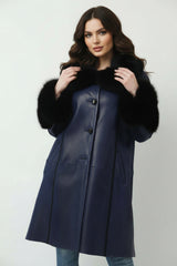 Lange Damen Lammfelljacke in A-Form Blau mit Blaufuchsverbrämung