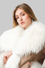 Halblange Damen Lammfelljacke Entrefino beige Steingrau Velour mit viel Finnraccoonverbrämungen